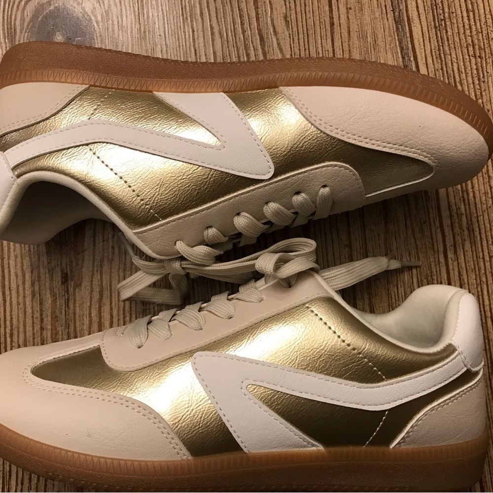 Dolce Vita sneakers size 7